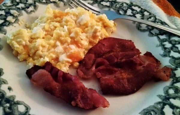 Low Carb Breakfast: Bacon & Cheesy Scrambled Eggs