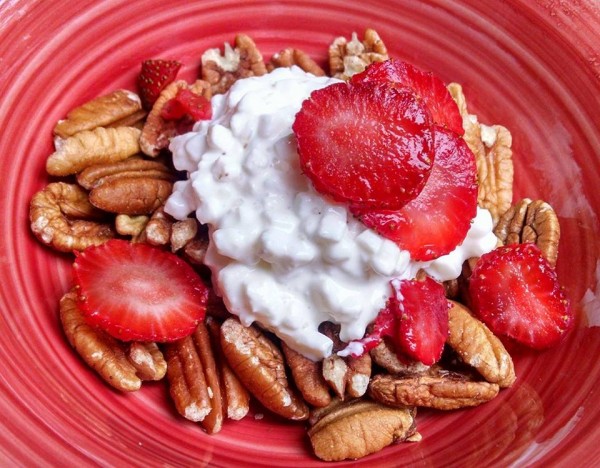 Low Carb Breakfast: Pecans, Cottage Cheese & Strawberries