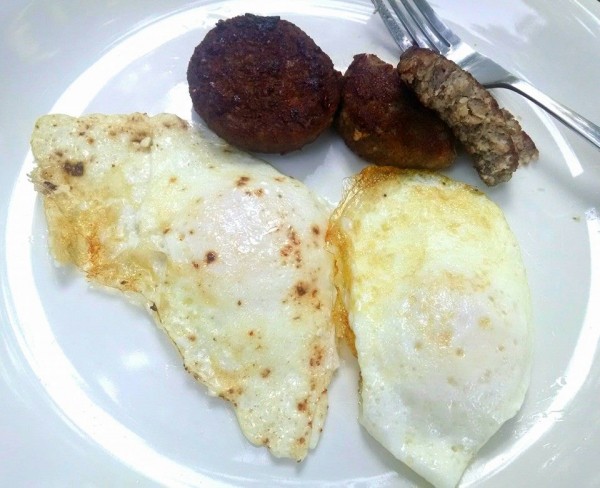 Low Carb Breakfast: Sausage & Fried Eggs