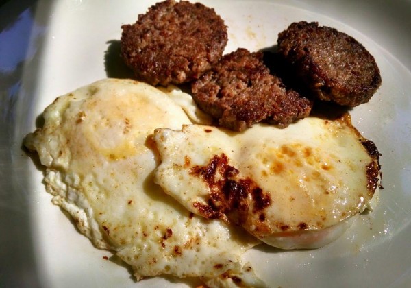LCHF Lunch: Fried Eggs and Sausage