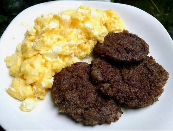 LCHF Meal: Sausage and Eggs (Scrambled with Cheese)
