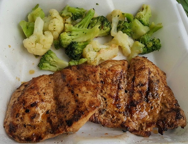 Low Carb Restaurant Meal : Grilled Chicken with Broccoli & Cauliflower