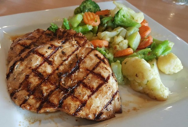 Healthy Low Carb Lunch at a Restaurant: Grilled Chicken and Roasted Veggies