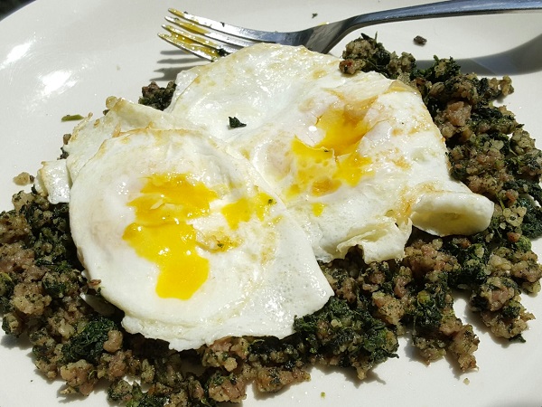 Easy Low Carb Meal : Sausage & Spinach with Fried Eggs