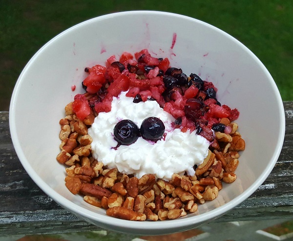 Healthy LCHF Breakfast with Pecans & Berries