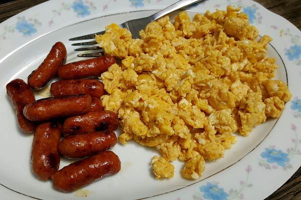 Easy Low Carb Breakfast : Smokies with Cheesy Scrambled Eggs