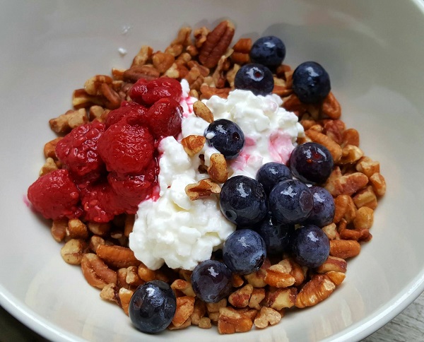 Healthy LCHF Treat with Raspberries & Blueberries