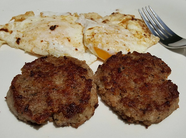 No Carb Breakfast : Sausage & Fried Eggs