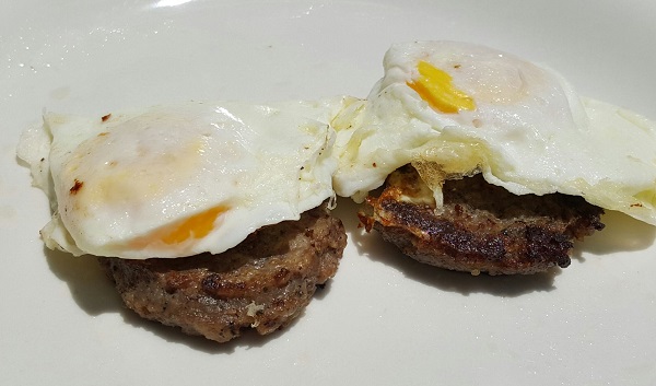 Easy Zero Carb Meal : Sausage & Eggs