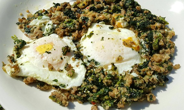 Low Carb Meal : Sausage & Spinach with Fried Eggs