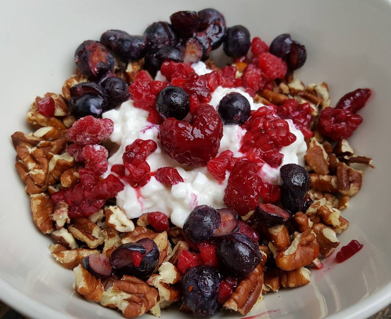 LCHF Breakfast with Pecans and Berries
