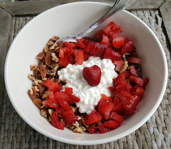 Low Carb Cereal : Pecans, Strawberries & Daisy Brand cottage cheese