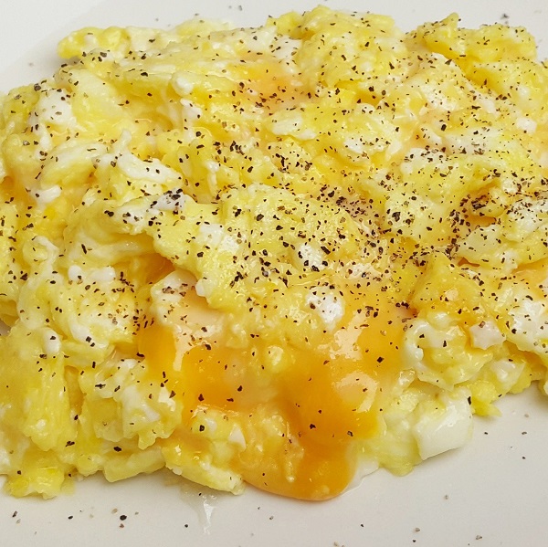 Cheesy Eggs - Quick, Easy LCHF Meal