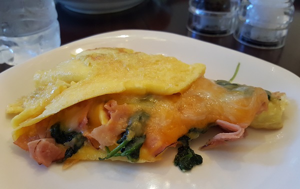 LCHF Breakfast - Omelet with Cheese, Ham & Spinach
