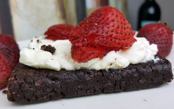 Low Carb Treat: Keto Bars with Cream Cheese & Strawberries