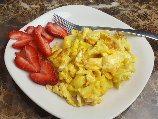 Easy Low Carb Breakfast - Eggs & Strawberries