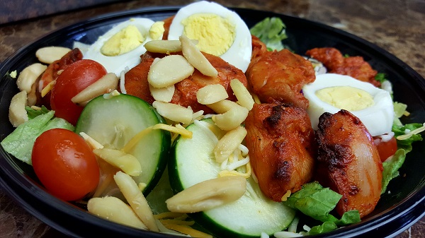 Healthy LCHF Salad with spicy chicken, boiled eggs & Pili Nuts