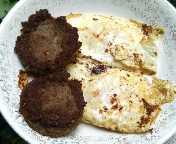 LCHF Breakfast: Sausage and Fried Eggs