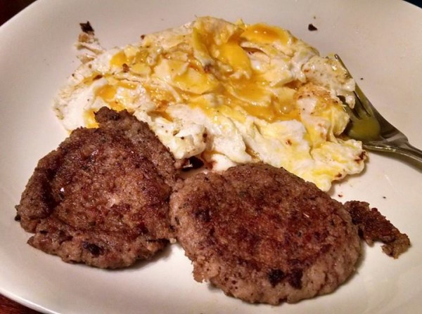 Easy LCHF Breakfast: Sausage & Eggs