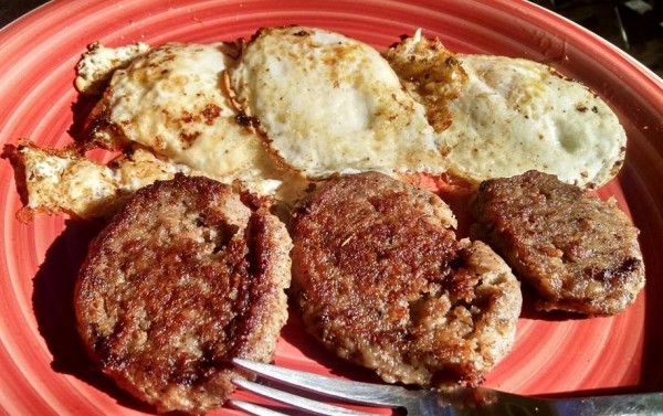 Low Carb Breakfast : Sausage and Fried Eggs