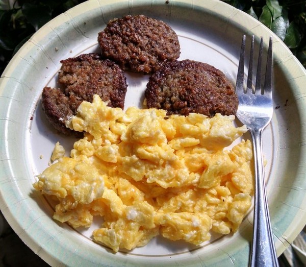 LCHF Meal : Sausage and Scrambled Eggs with Cheese