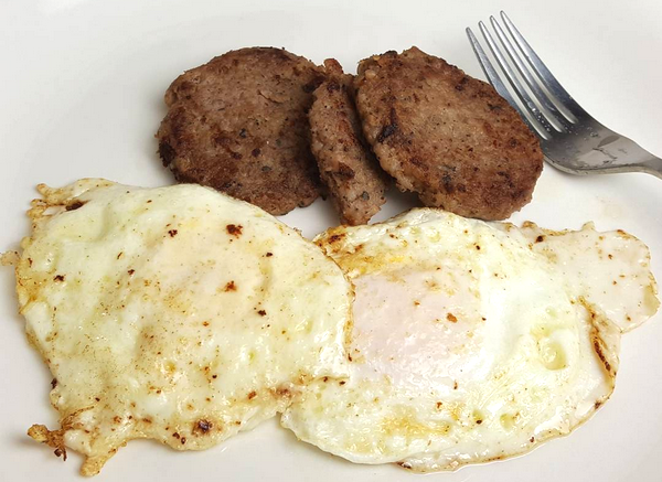 Easy Low Carb Meal : Sausage & Fried Eggs