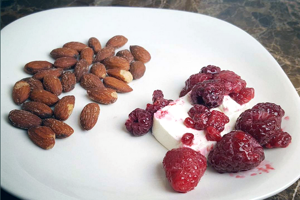 Healthy Low Carb Snacks : Almonds, Raspberries & Cream Cheese