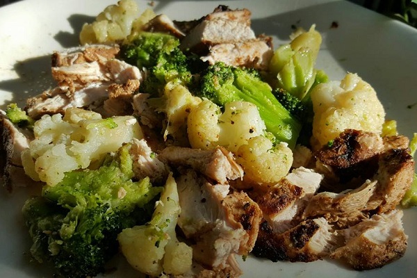 Low Carb Foods : Grilled Chicken with Roasted Broccoli & Cauliflower