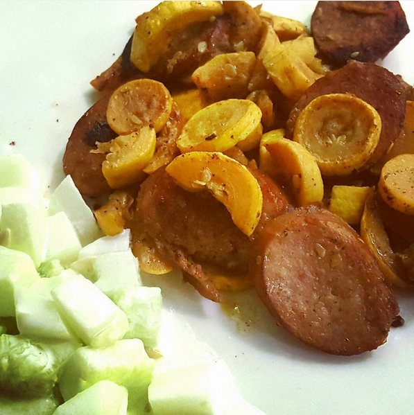 Easy Low Carb Dinner : Smoked sausage & summer squash with cucumber salad