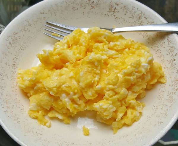 Cheesy Scrambled Eggs : 1.2 carbs