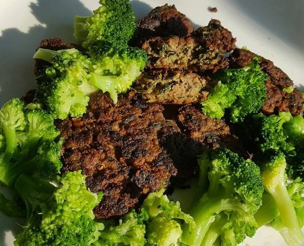Easy Low Carb Dinner : Spinach Burgers with Steamed Broccoli