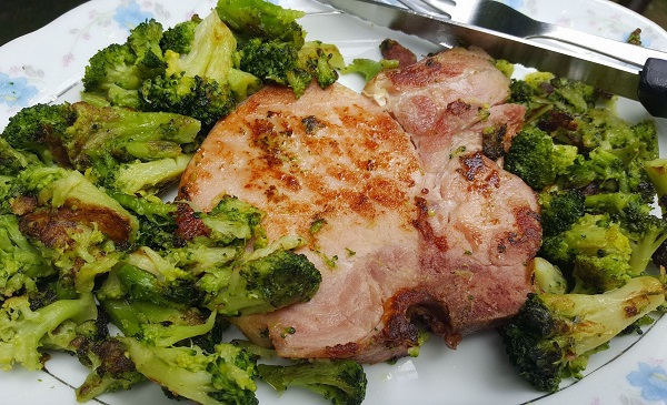 Easy Low Carb Dinner : Kentucky Legend Center Cut Pork Chop with Roasted Broccoli