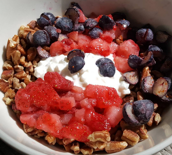 Healthy LCHF Breakfast : Pecans, Berries, Daisy brand cottage cheese