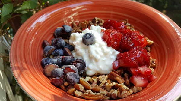 My favorite healthy LCHF breakfast of nuts & berries