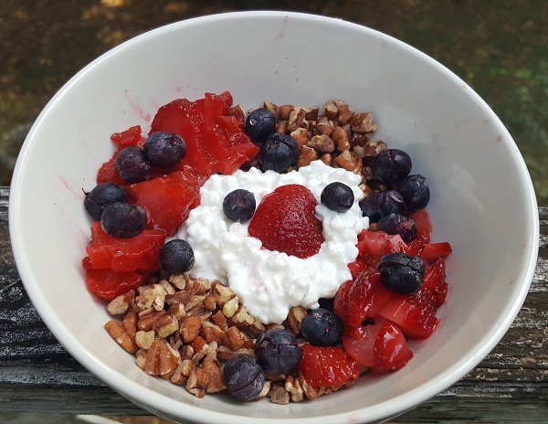 LCHF Breakfast Cereal (Pecan Pieces, Cottage Cheese & Berries)