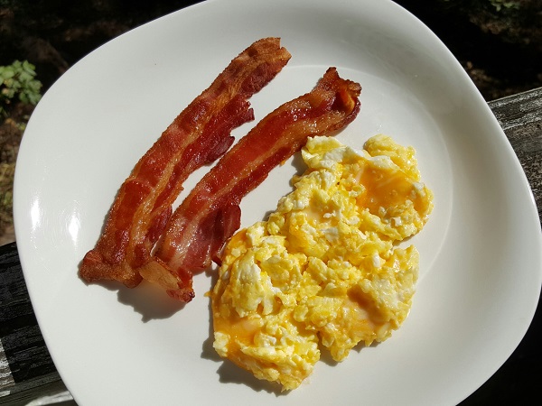 LCHF Meal: Bacon & Eggs with Cheese