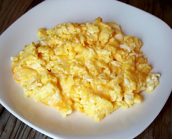 LCHF Meal : Cheesy Eggs Scrambled in Real Butter