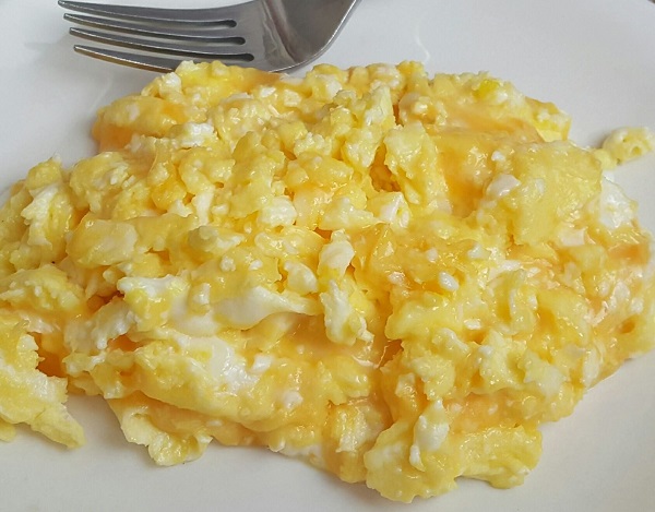 LCHF Breakfast: Cheesy Scrambled Eggs