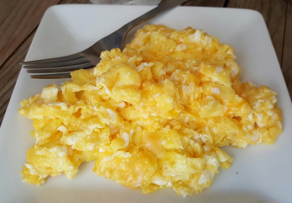 LCHF Breakfast: Cheesy Eggs in Real Butter
