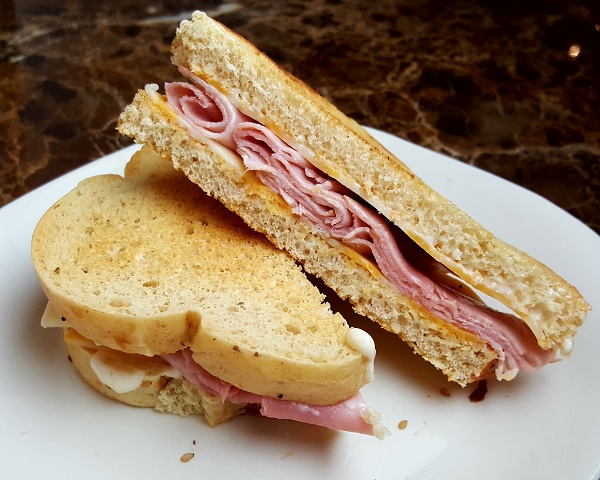 Low Carb Ham Sandwich (Low Carb Bread: 1 net carb per slice)