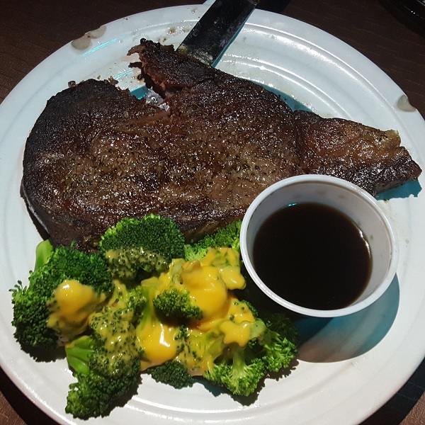 Low Carb Restaurant Meal : Prime Rib and Cheesy Broccoli