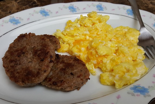 Low Carb Breakfast - Sausage & Cheesy Eggs