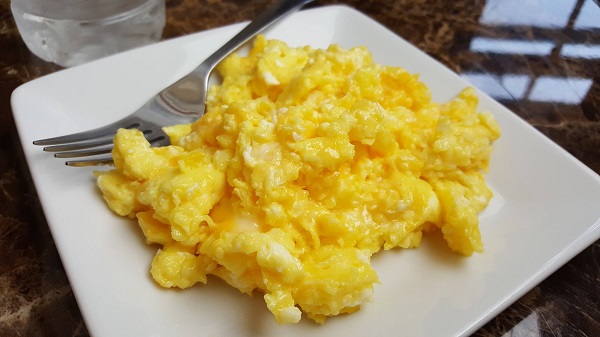 LCHF Breakfast: Cheesy Scrambled Eggs