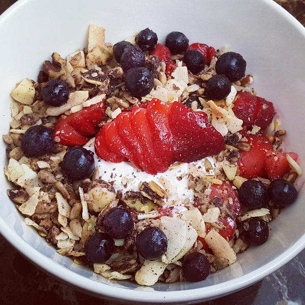 Low Carb Breakfast : Cereal with Chunky Musli and Berries