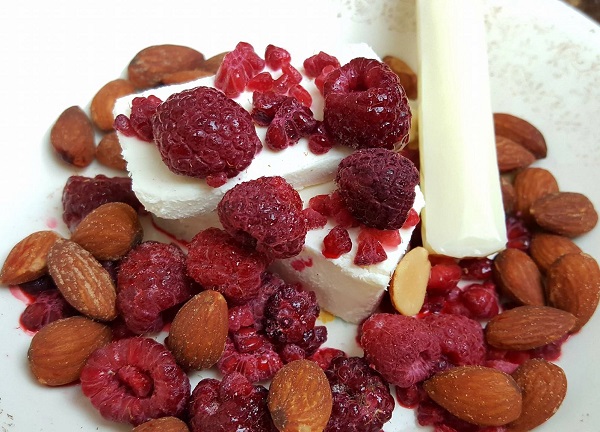 Low Carb Foods : Raspberries, Cream Cheese, Salted Almonds & Mozzarella String Cheese