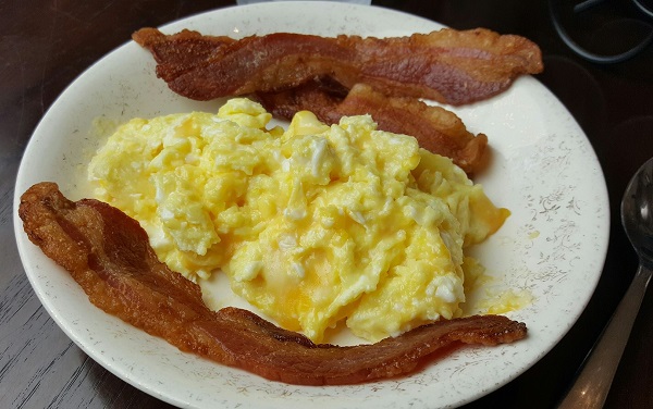 LCHF Breakfast - Bacon and Cheesy Scrambled Eggs