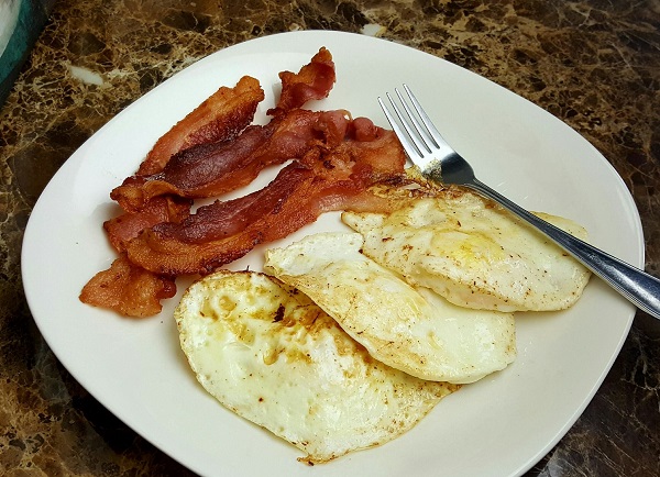 Easy LCHF Breakfast : Bacon and Fried Eggs