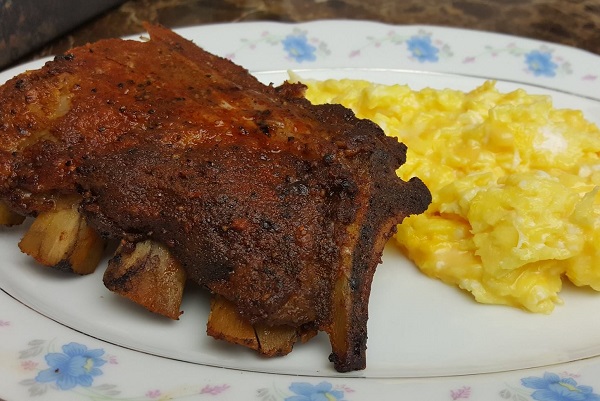 Low Carb Breakfast: Pork Ribs with Scrambled Eggs