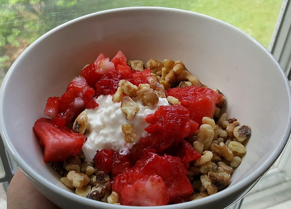 Healthy Low Carb Breakfast : Walnuts, Cottage Cheese, Strawberries