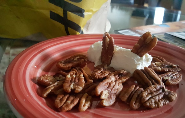 LCHF Snack: Pecans dipped in Cream Cheese